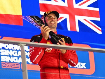 Carlos Sainz, en lo alto del podio de Marina Bay