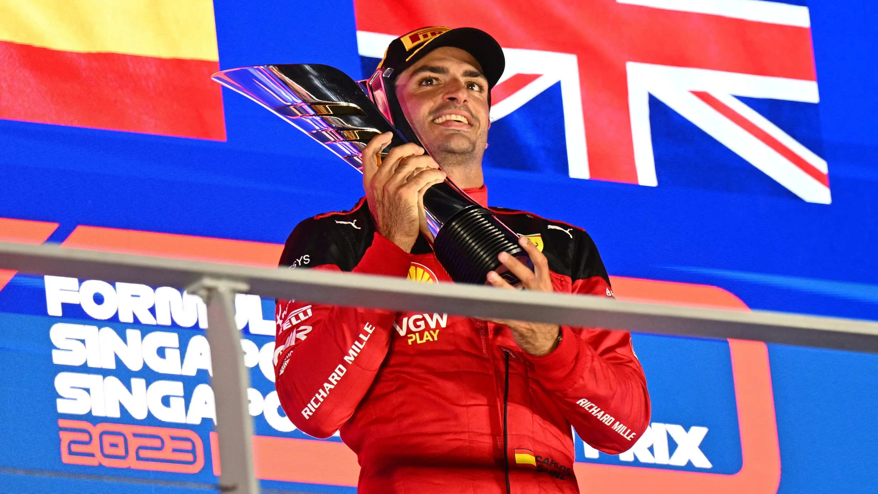 Carlos Sainz, en lo alto del podio de Marina Bay