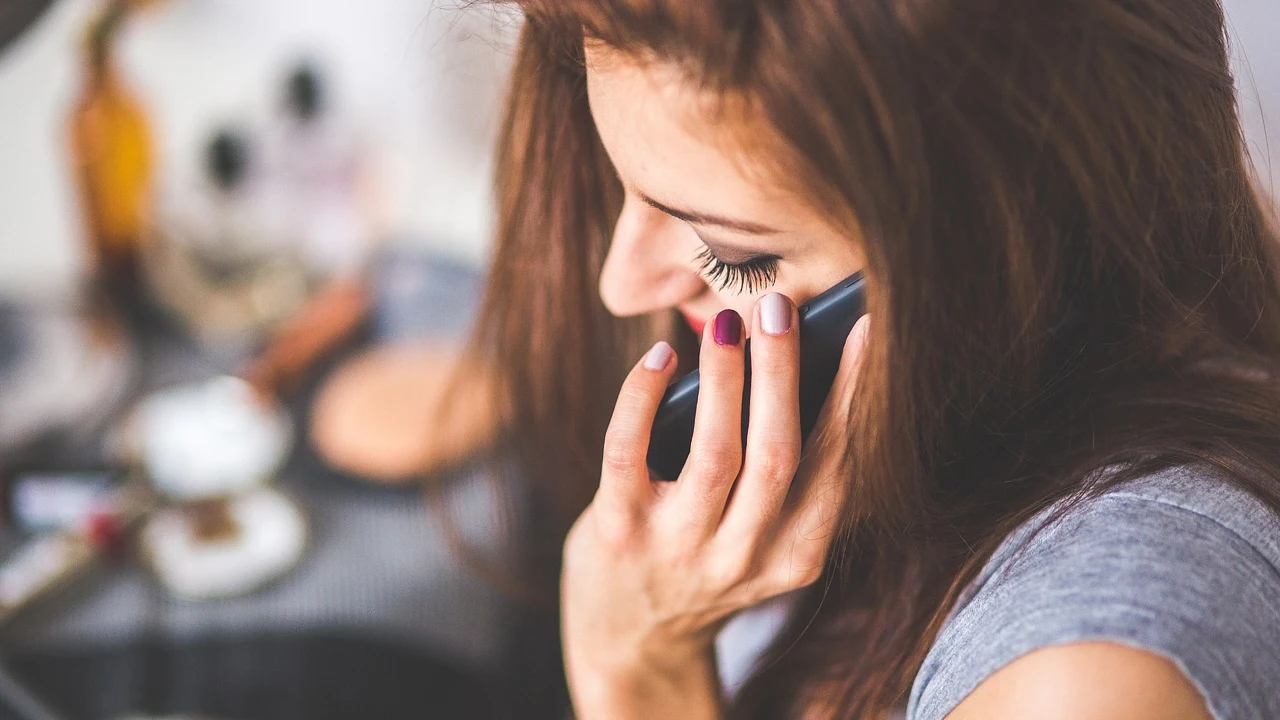 Una mujer habla por teléfono Una mujer habla por teléfono