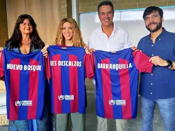 Shakira posa con una camiseta del Barça durante un evento en Barranquilla