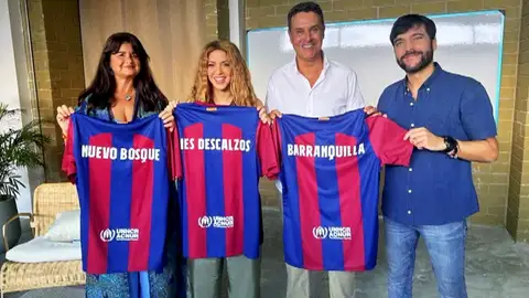 Shakira posa con una camiseta del Barça durante un evento en Barranquilla Shakira posa con una camiseta del Barça durante un evento en Barranquilla