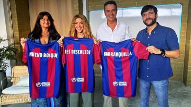 ¡Shakira no guarda rencor! La artista posa con una camiseta del Barça durante un evento en Barranquilla