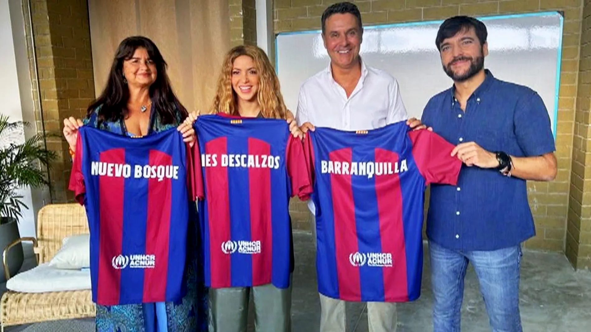 Shakira posa con una camiseta del Barça durante un evento en Barranquilla
