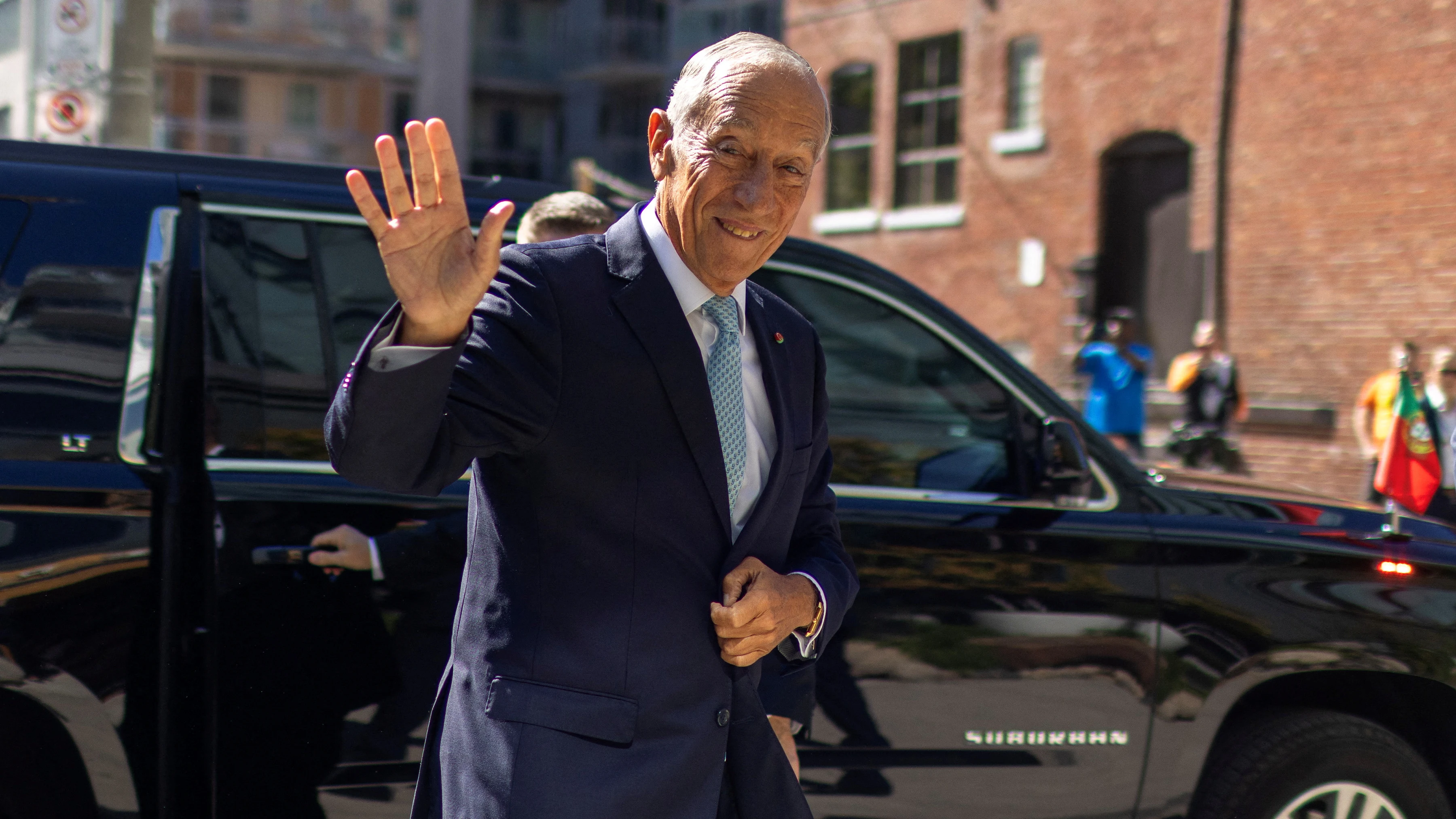 El presidente de Portugal y su comentario machista sobre el escote de una joven. El presidente de Portugal y su comentario machista sobre el escote de una joven.