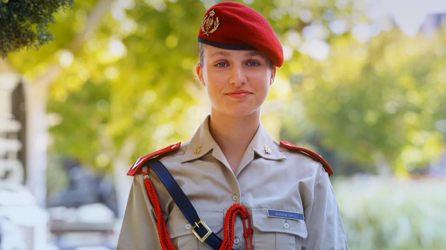 Leonor recibe el título de dama cadete un mes después de su ingreso en la Academia Militar de Zaragoza Leonor recibe el título de dama cadete un mes después de su ingreso en la Academia Militar de Zaragoza