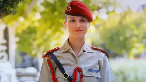 Leonor recibe el título de dama cadete un mes después de su ingreso en la Academia Militar de Zaragoza