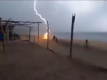 Rayo cae sobre la playa de Michoacán (México) Rayo cae sobre la playa de Michoacán (México)