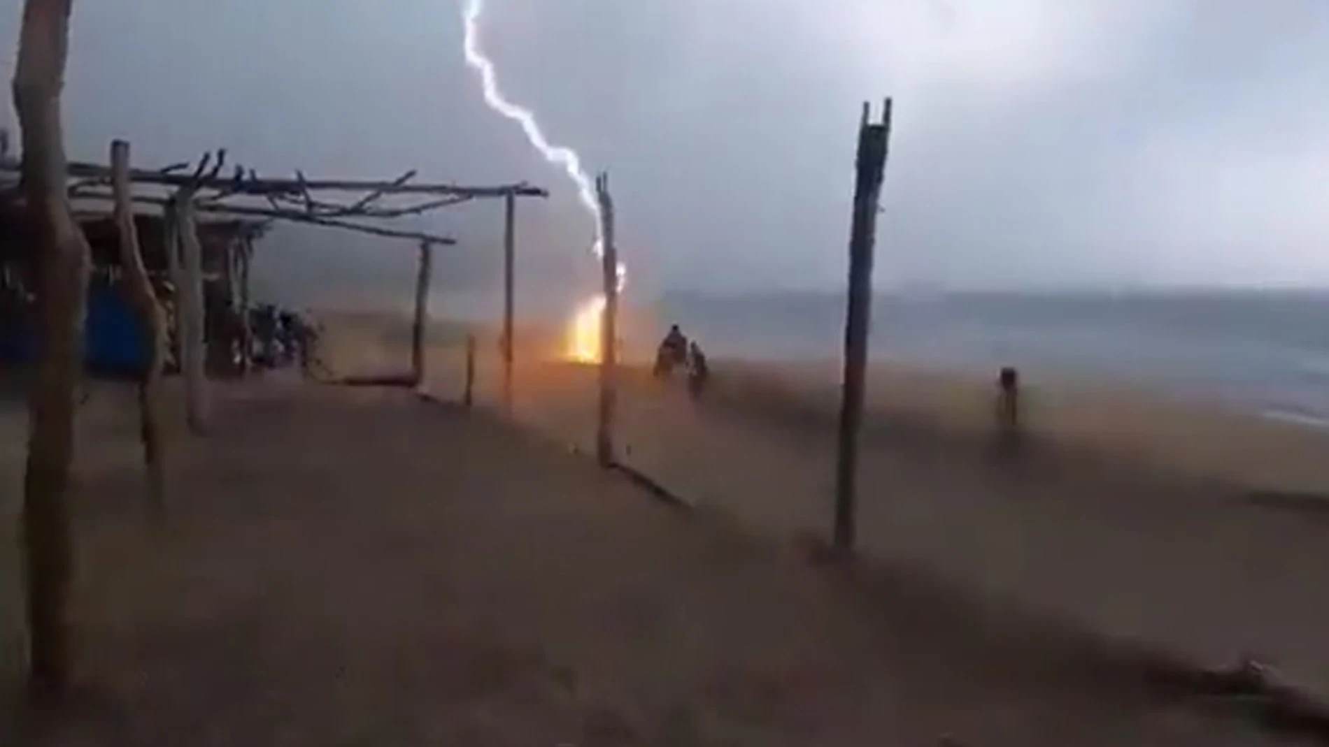 Vídeo: el momento exacto en el que un rayo cae en una playa de México y  mata a dos turistas