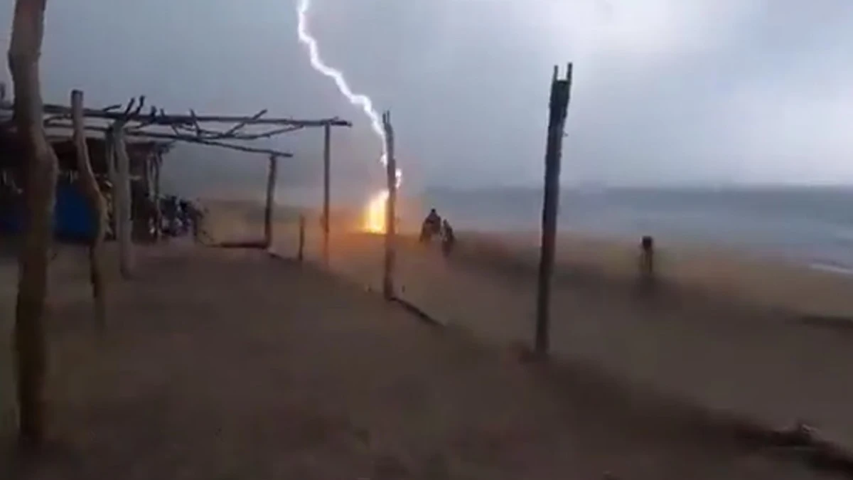 Rayo cae sobre la playa de Michoac&aacute;n (M&eacute;xico)