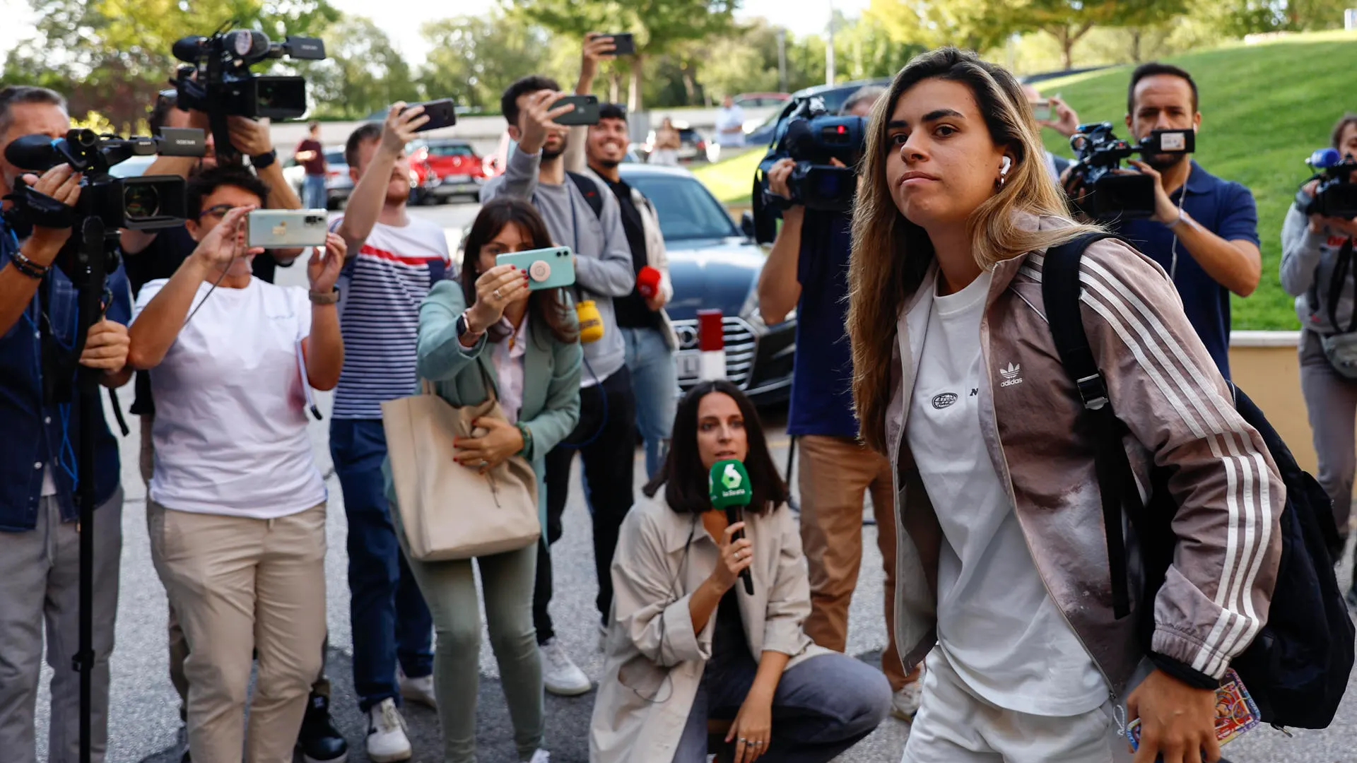 Misa, muy seria a su llegada a la concentración Misa, muy seria a su llegada a la concentración