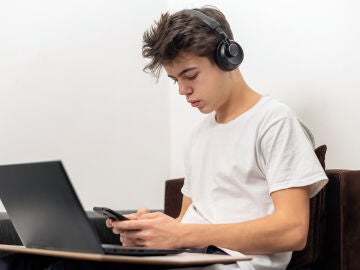 Un joven con el ordenador