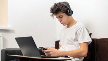 Un joven con el ordenador