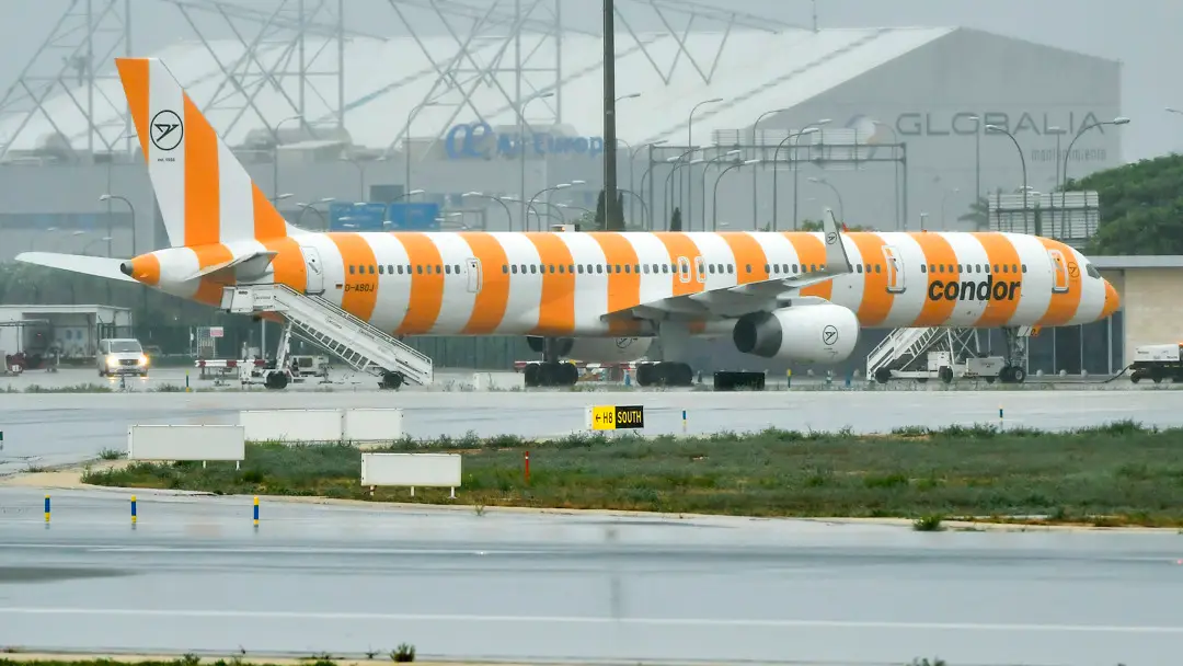 Avi&oacute;n de la compa&ntilde;&iacute;a a&eacute;rea Condor este lunes
