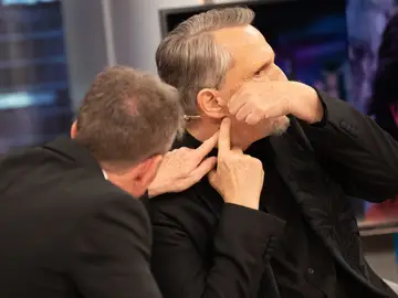 El lado más oscuro de la infancia de Miguel Bosé: "Le estampé la cabeza contra la pared y se la partí" El lado más oscuro de la infancia de Miguel Bosé: "Le estampé la cabeza contra la pared y se la partí"