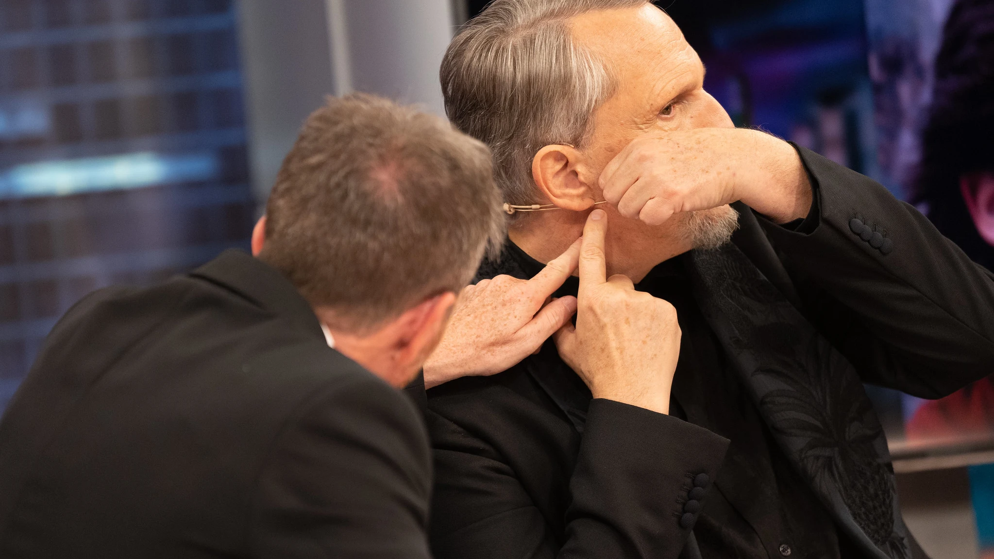 El lado más oscuro de la infancia de Miguel Bosé: "Le estampé la cabeza contra la pared y se la partí" El lado más oscuro de la infancia de Miguel Bosé: "Le estampé la cabeza contra la pared y se la partí"