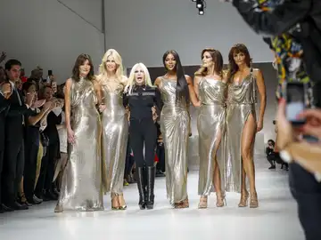 Supermodelos de los 90 y Donatella Versace Supermodelos de los 90 y Donatella Versace