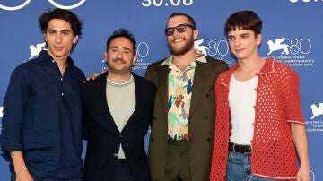 Enzo Vogrincic, J. A. Bayona, Agustín Pardella y Matias Recalt en la presentación de la película 'La sociedad de la nieve'