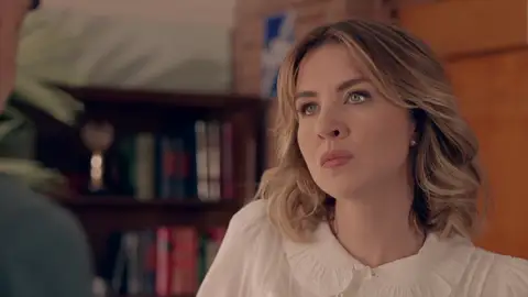 Crespo presiona a Alicia para que tome una drástica decisión sobre su vestido de novia Crespo presiona a Alicia para que tome una drástica decisión sobre su vestido de novia