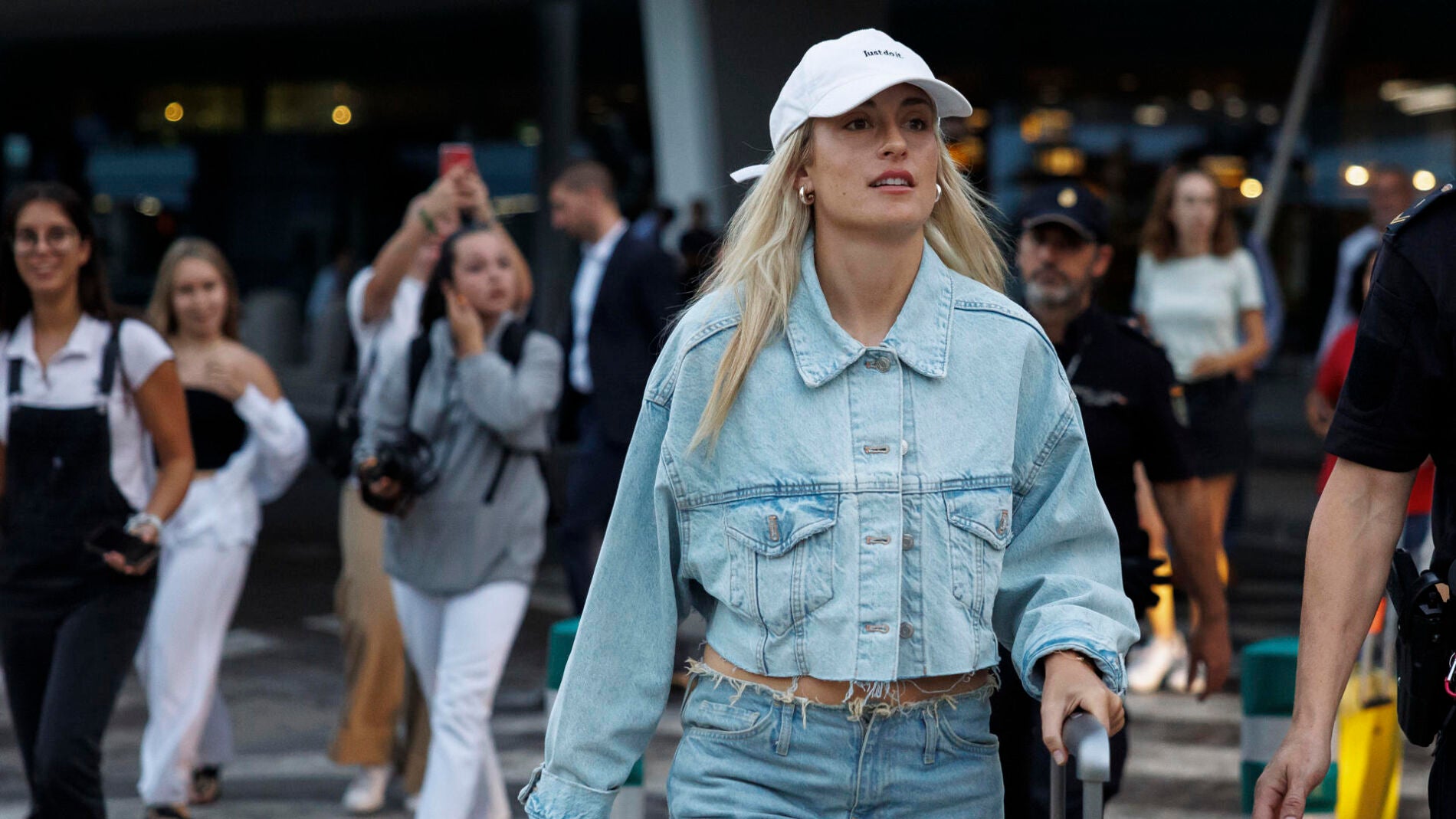 Alexia Putellas a su llegada al aeropuerto de Manises