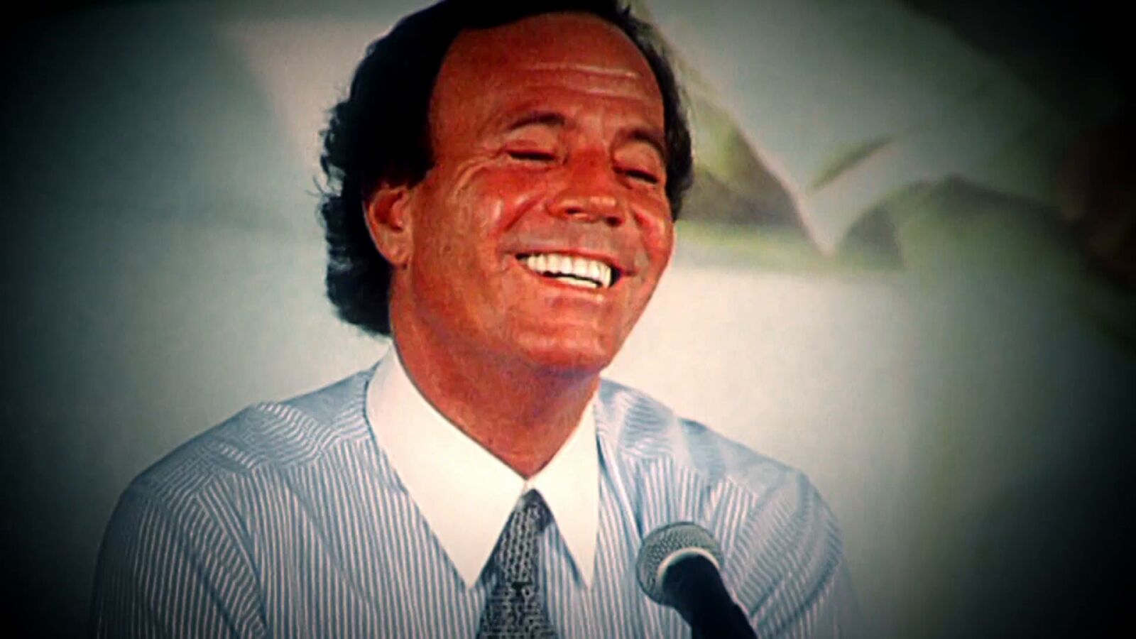 Julio Iglesias, retenido en el aeropuerto de Punta Cana por llevar una maleta con 42 kilos de comida