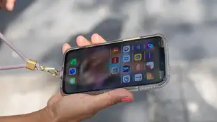 Una persona sujeta un iPhone 12 Una persona sujeta un iPhone 12