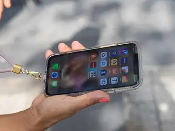 Una persona sujeta un iPhone 12 Una persona sujeta un iPhone 12