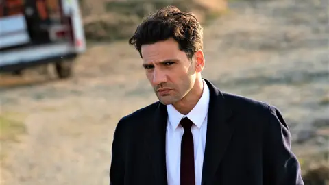 En el último capítulo de Secretos de familia: Ceylin e Ilgaz comienzan su vida por separado mientras una amenaza de muerte contra con el fiscal podría cambiarlo todo En el último capítulo de Secretos de familia: Ceylin e Ilgaz comienzan su vida por separado mientras una amenaza de muerte contra con el fiscal podría cambiarlo todo