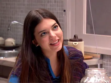 Malena comienza a hacerle preguntas a Lola sobre su pasado. Malena comienza a hacerle preguntas a Lola sobre su pasado.