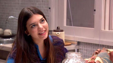 Malena comienza a hacerle preguntas a Lola sobre su pasado.