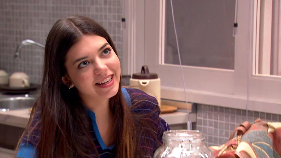 Malena comienza a hacerle preguntas a Lola sobre su pasado.