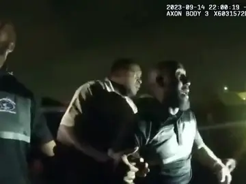 Un policía utiliza una táser contra un hombre afroamericano durante un partido de fútbol americano en Alabama