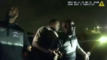 Un policía utiliza una táser contra un hombre afroamericano durante un partido de fútbol americano en Alabama
