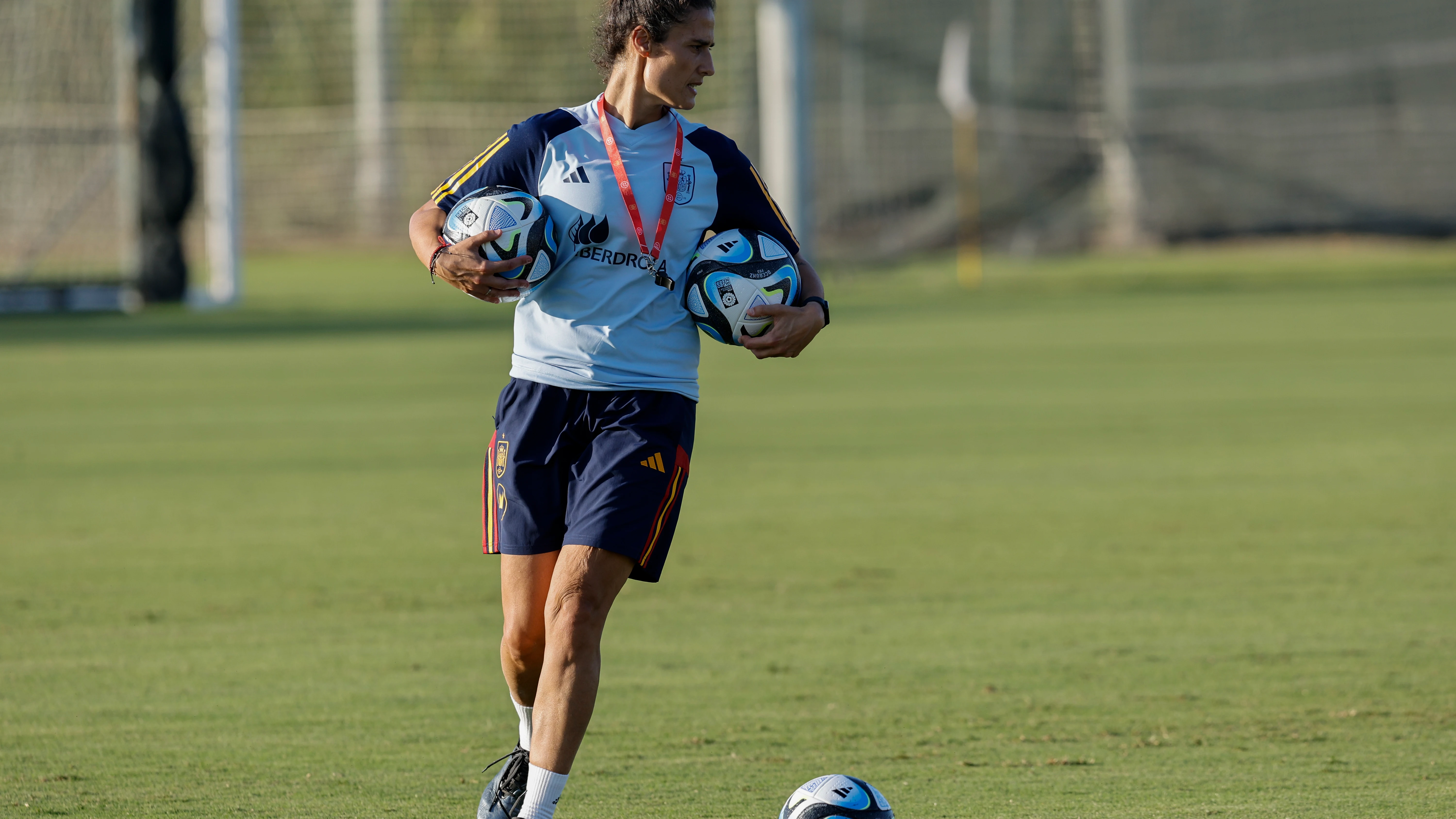 Montse Tom&eacute; en un entrenamiento de la Selecci&oacute;n Espa&ntilde;ola de F&uacute;tbol