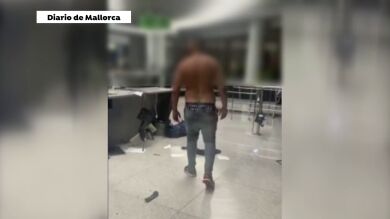 El momento en que un pasajero borracho amenaza a trabajadores porque no le dejan subir al avión en Palma