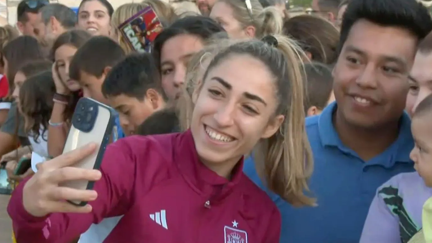 Olga Carmona, con aficionados al fútbol Olga Carmona, con aficionados al fútbol
