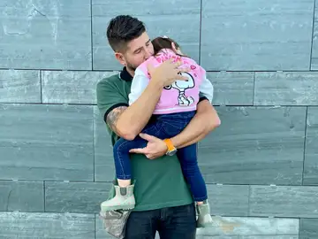 El padre junto a su hija El padre junto a su hija
