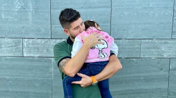 El padre junto a su hija El padre junto a su hija