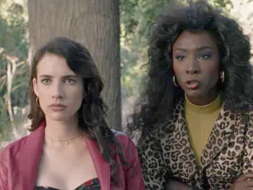Emma Roberts y Angelica Ross en American Horror Story: 1984 Emma Roberts y Angelica Ross en American Horror Story: 1984