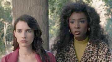 Emma Roberts y Angelica Ross en American Horror Story: 1984