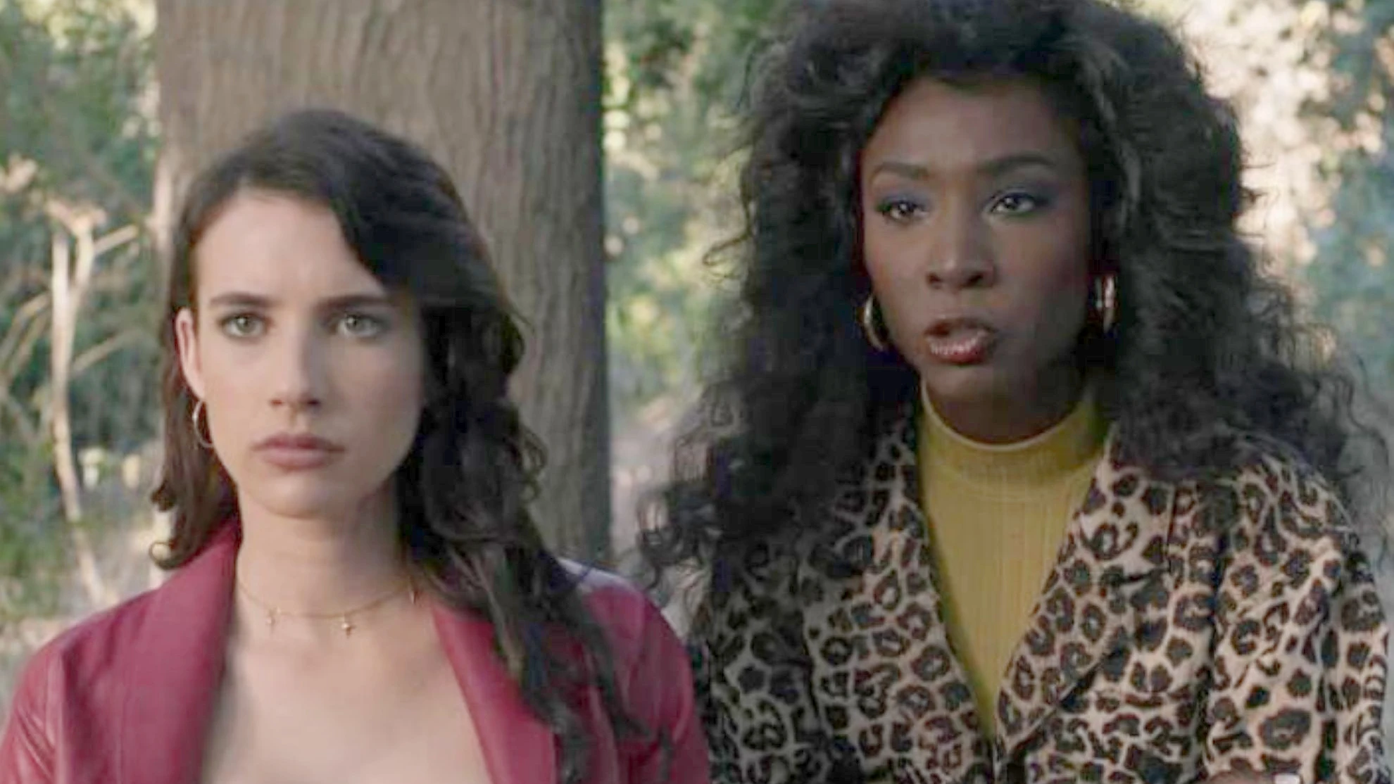 Emma Roberts y Angelica Ross en American Horror Story: 1984 Emma Roberts y Angelica Ross en American Horror Story: 1984