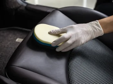 Limpiar la tapicería del coche Limpiar la tapicería del coche