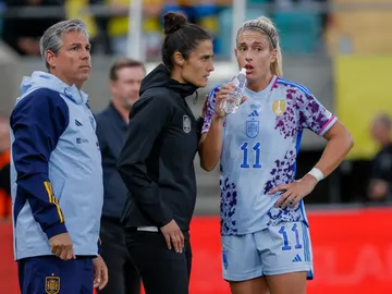Montse Tomé da instrucciones a Alexia Putellas en el Suecia - España de la Nations League Montse Tomé da instrucciones a Alexia Putellas en el Suecia - España de la Nations League
