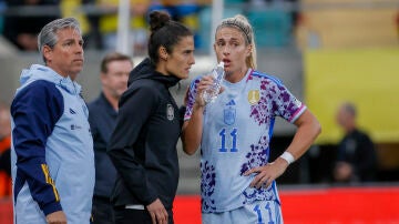 Montse Tomé da instrucciones a Alexia Putellas en el Suecia - España de la Nations League Montse Tomé da instrucciones a Alexia Putellas en el Suecia - España de la Nations League