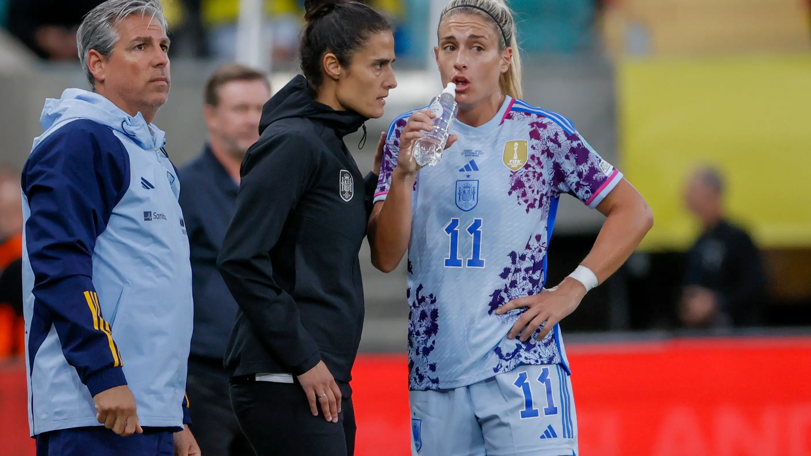 Montse Tomé da instrucciones a Alexia Putellas en el Suecia - España de la Nations League Montse Tomé da instrucciones a Alexia Putellas en el Suecia - España de la Nations League