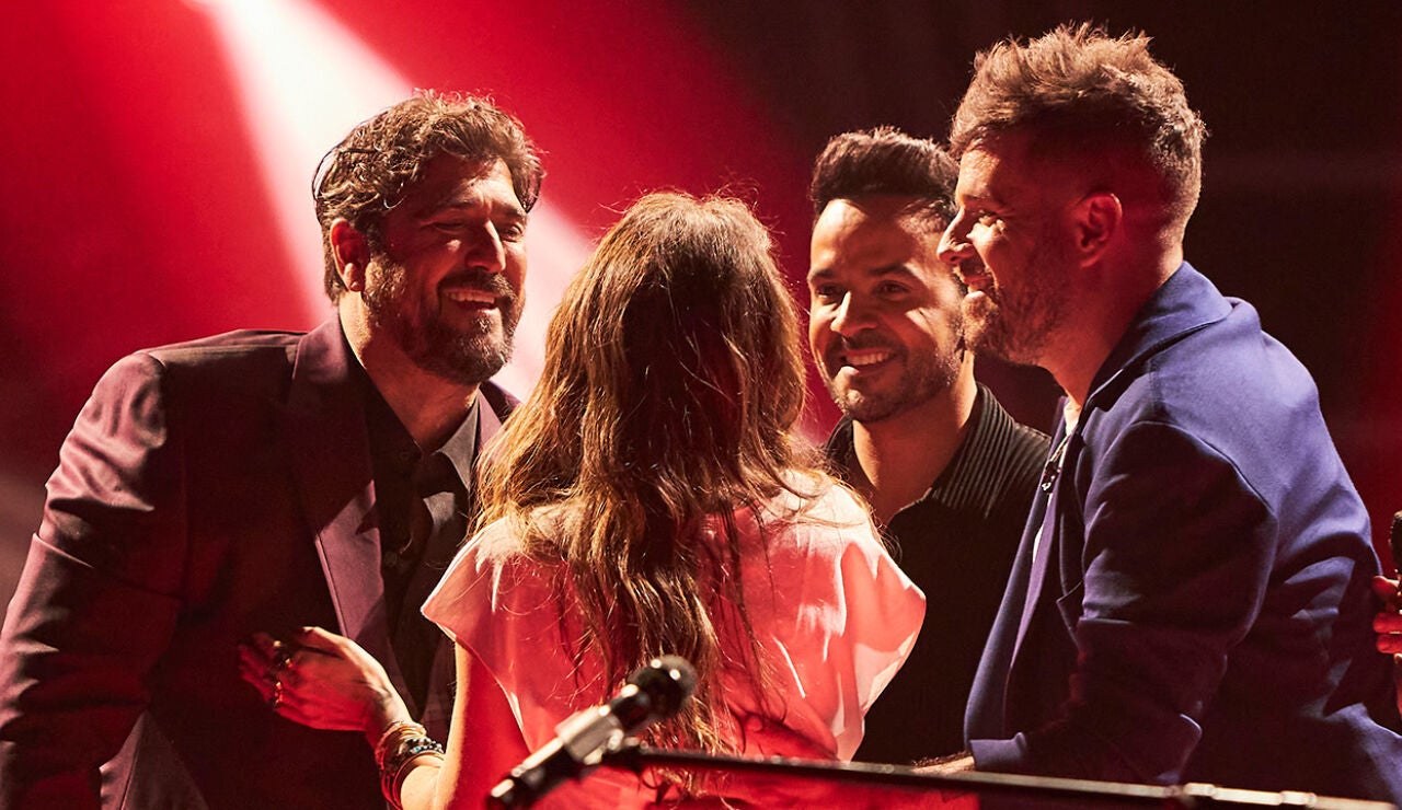 Mal&uacute; vive el momento m&aacute;s emotivo en La Voz al cantar Aprendiz con los coaches