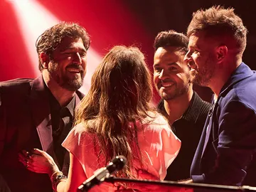 Malú vive el momento más emotivo en La Voz al cantar Aprendiz con los coaches Malú vive el momento más emotivo en La Voz al cantar Aprendiz con los coaches