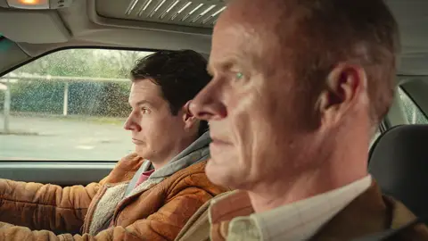 Connor Swindells y Alistair Petrie como Adam y Michael en la temporada 4 de Sex Education Connor Swindells y Alistair Petrie como Adam y Michael en la temporada 4 de Sex Education
