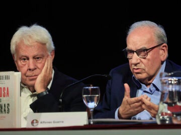 El exvicepresidente del Gobierno Alfonso Guerra (d), junto al expresidente del Gobierno Felipe González (i)