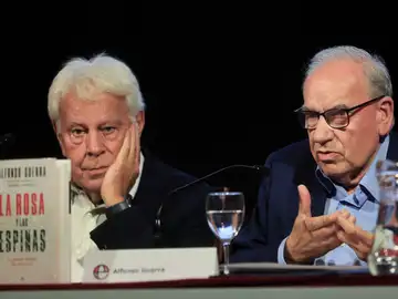 El exvicepresidente del Gobierno Alfonso Guerra (d), junto al expresidente del Gobierno Felipe González (i)