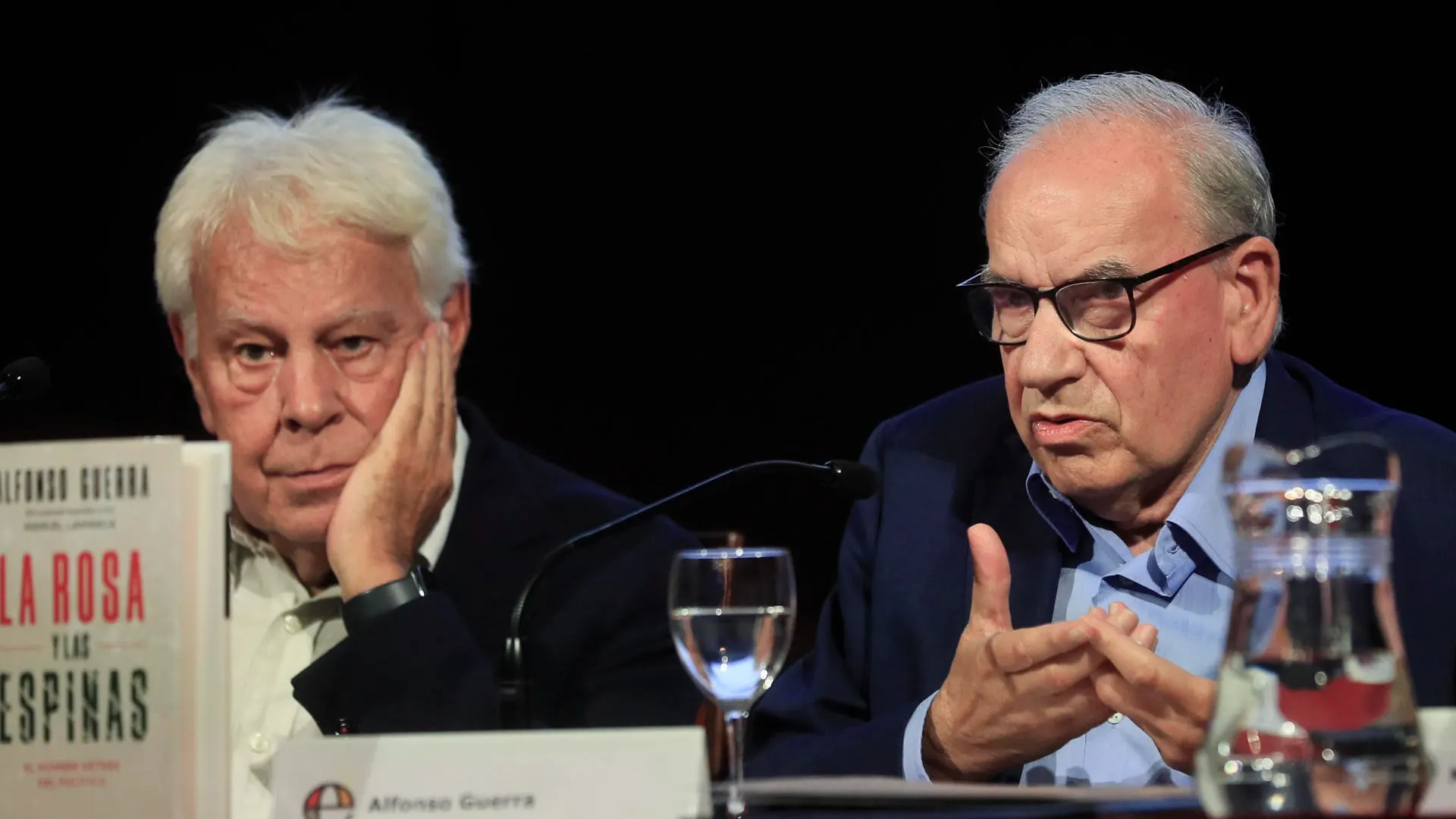 El exvicepresidente del Gobierno Alfonso Guerra (d), junto al expresidente del Gobierno Felipe Gonz&aacute;lez (i)